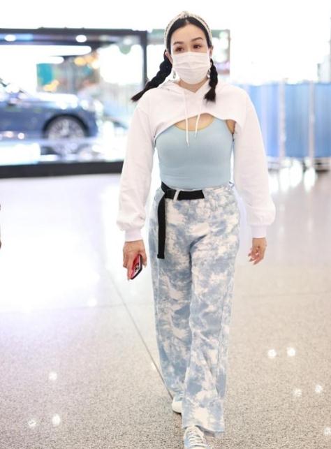 鐘麗緹休閑裝亮相機場，微胖身材展現(xiàn)自信風采
